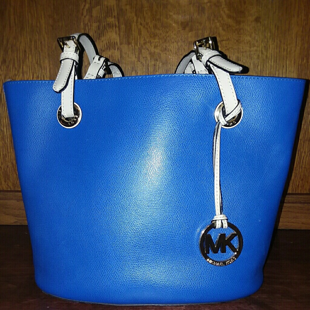 Blue Micheal Korrs medium size purse